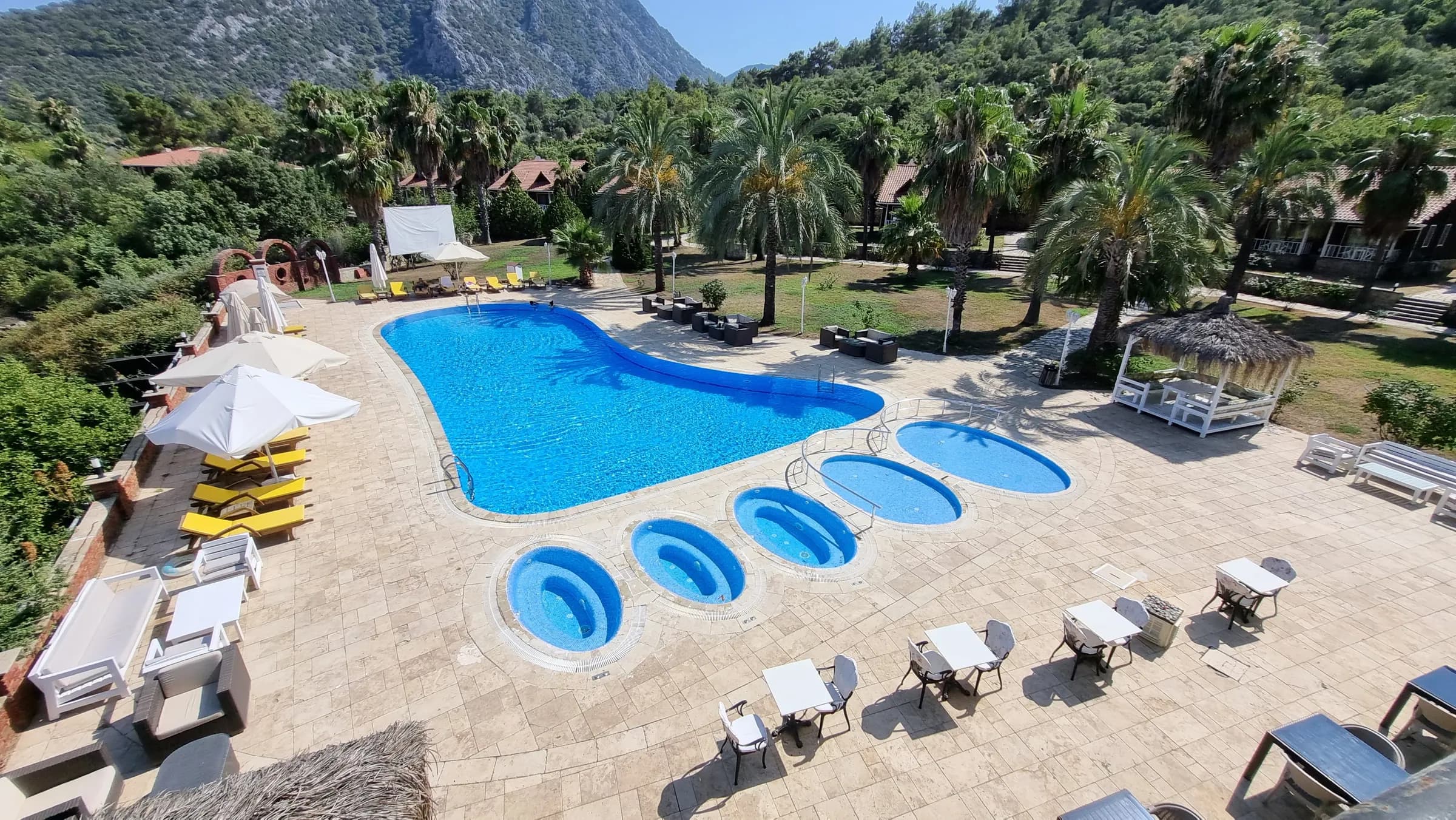 Club Sun Village ayak izi şeklindeki konsept havuz ve Beydağları – kuşbakışı