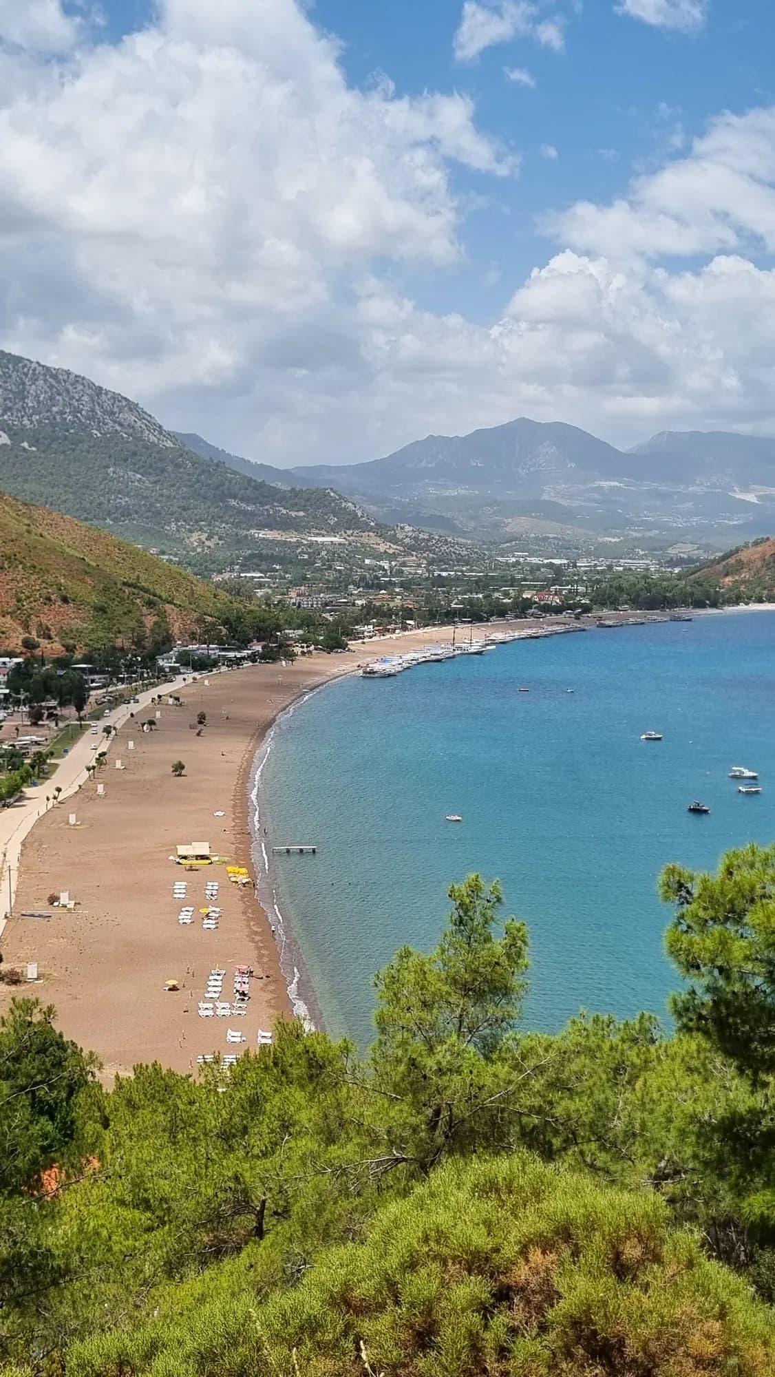 Adrasan koyu ve plajı tepeden görünüm