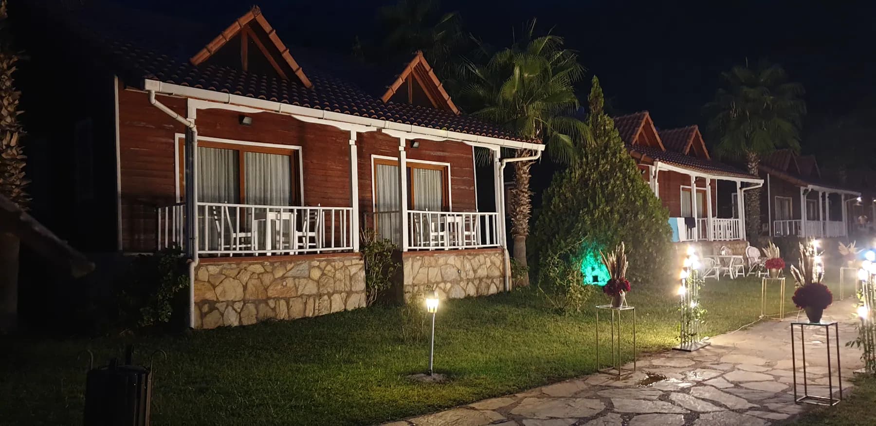 Club Sun Village ahşap bungalovlar gece aydınlatması