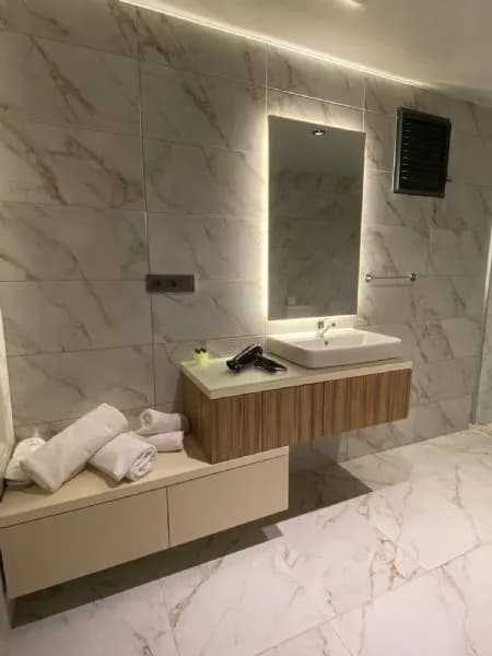 Club Sun Village Deluxe oda mermer banyo ve lavabo
