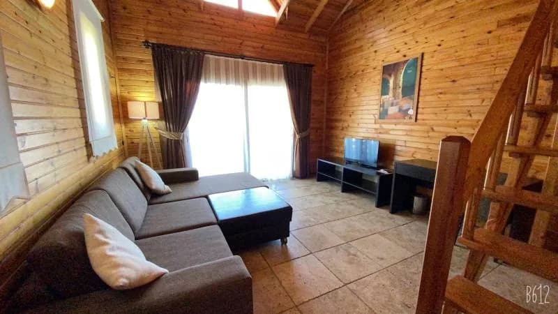 Club Sun Village Dubleks bungalov oturma alanı ve loft merdiveni