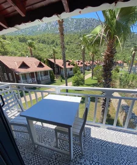 Club Sun Village Eko oda balkonundan bungalovlar ve dağ manzarası