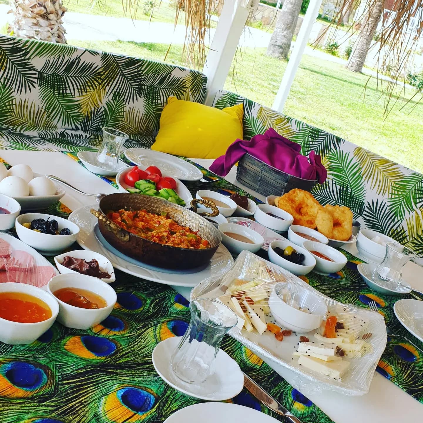 Club Sun Village serpme kahvaltı, havuz manzarası