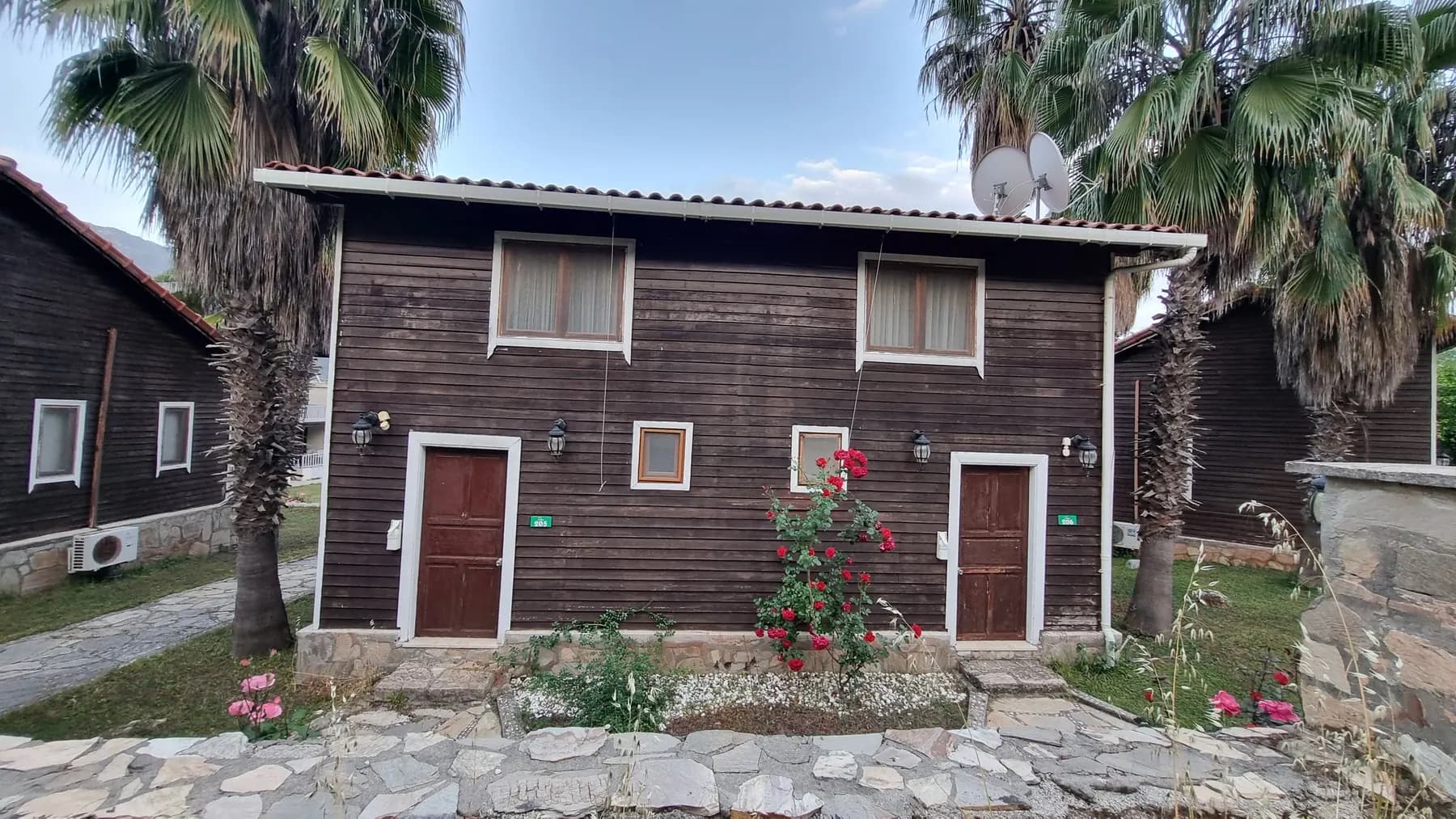 Club Sun Village iki katlı ahşap bungalov dış görünüm