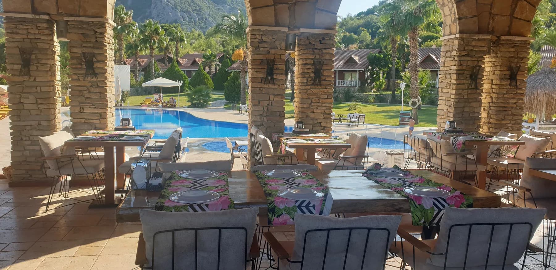 Club Sun Village taş kemerli restoran ve havuz manzarası