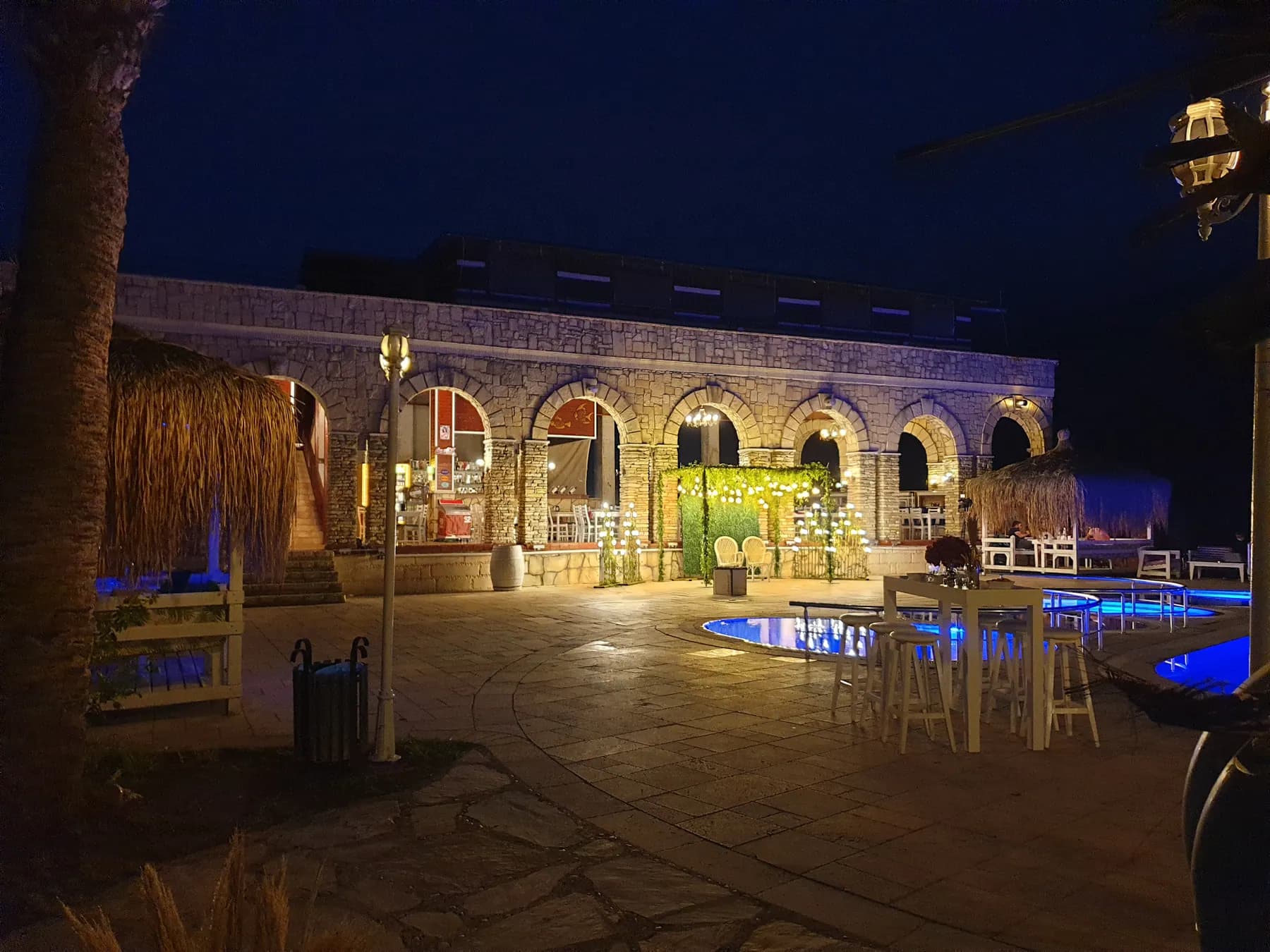 Club Sun Village bahçesinde ışıklı romantik akşam dekoru