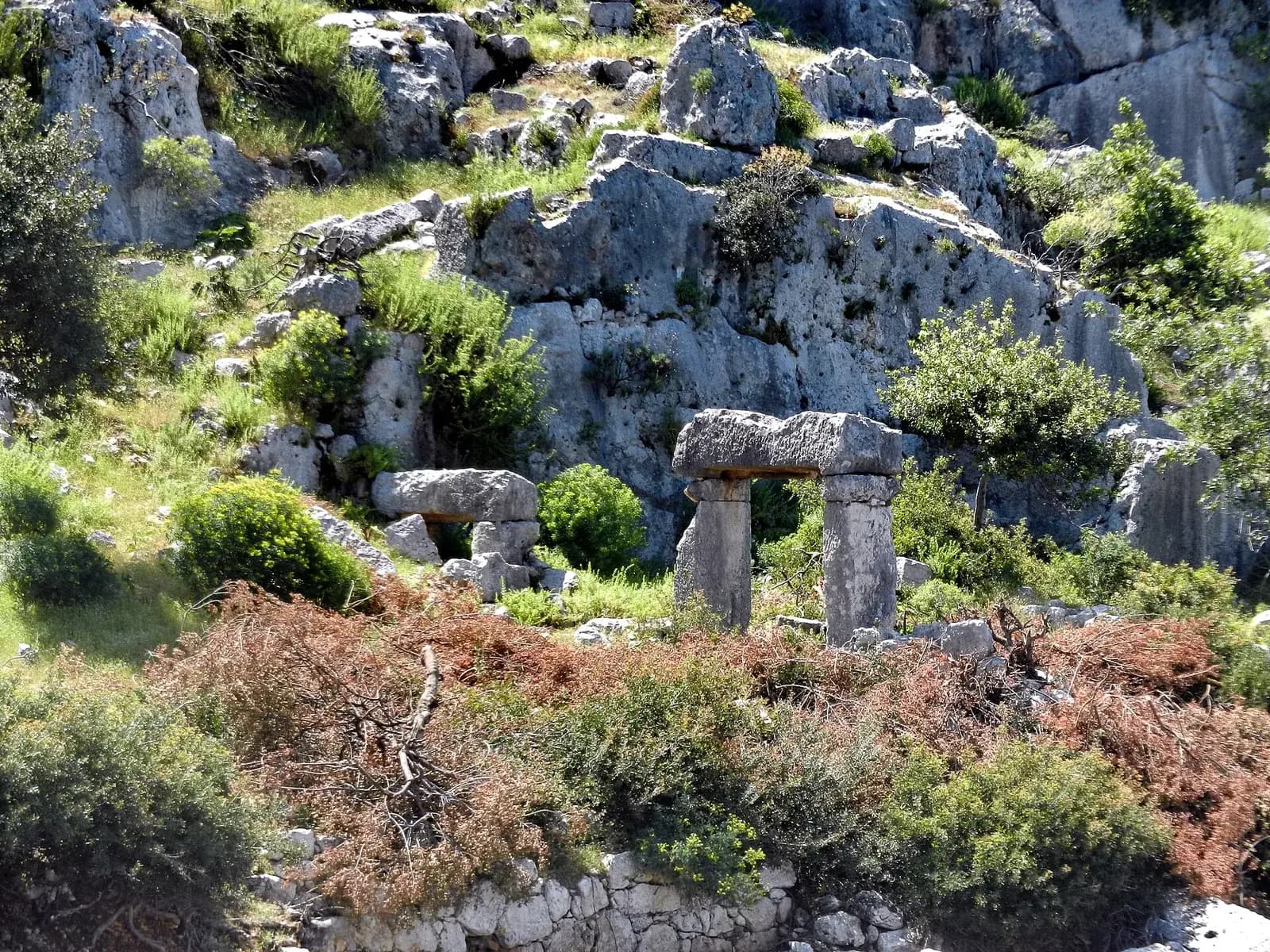 Kekova'da batık şehrin sudan yükselen duvar kalıntıları