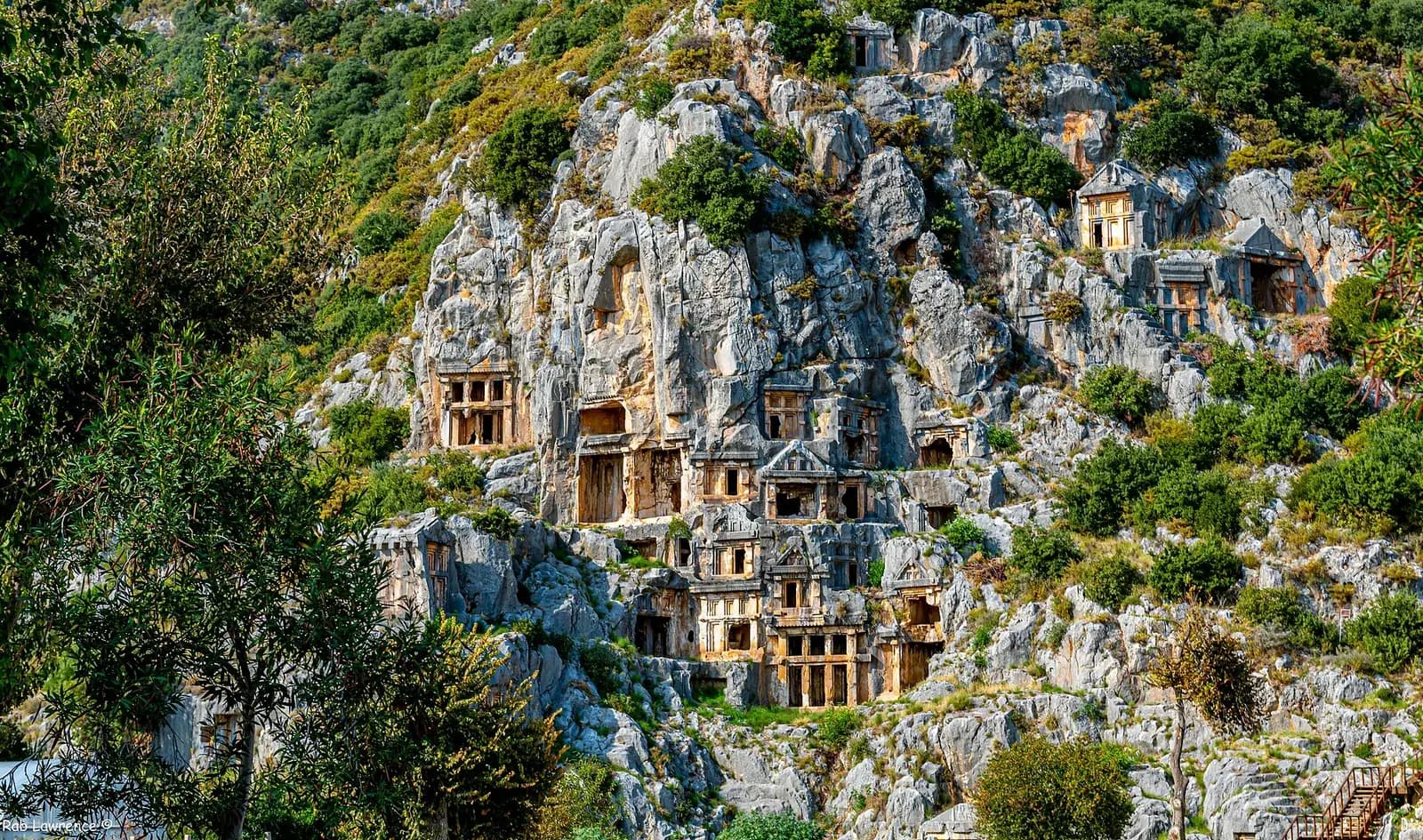Myra antik kentinde kayaya oyulmuş Likya mezarları, Demre