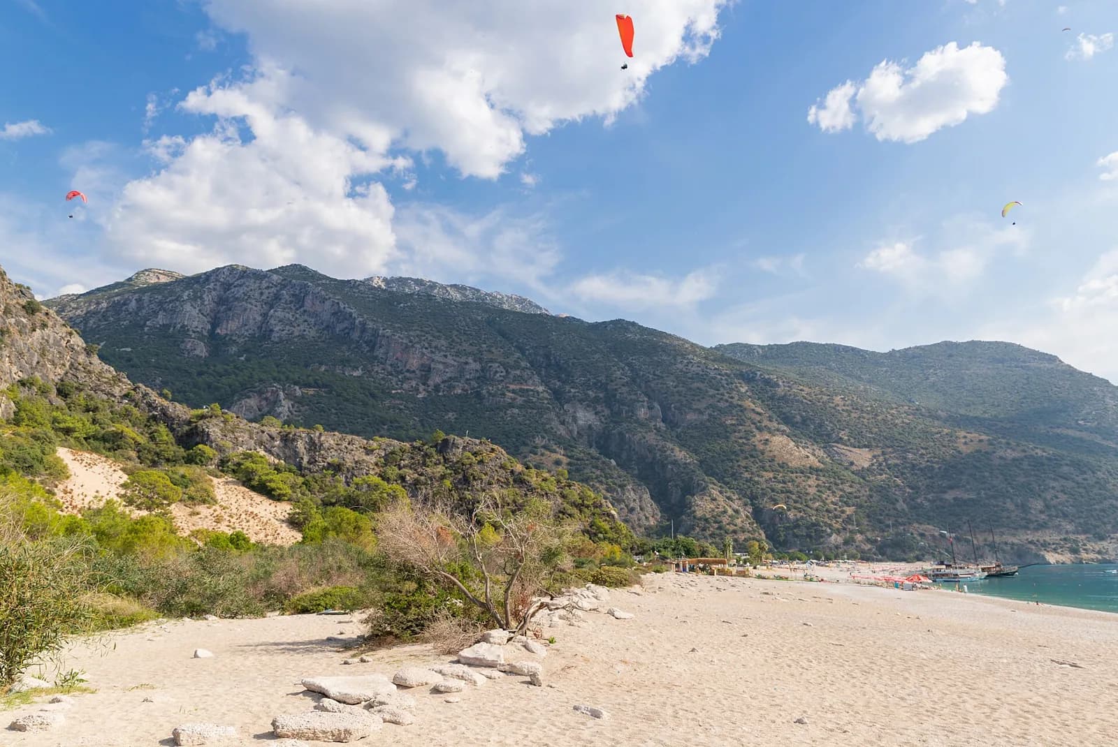 Akdeniz kıyısında tandem yamaç paraşütü